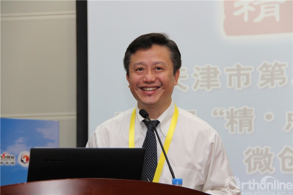 2015年9月11日-13日,由中国健康促进基金会骨病防治专项基金、天津市医师协会骨科医师分会、骨科在线主办,天津医科大学总医院承办的天津市第三届骨科医师年会暨全国 精点病例骨科高峰研讨会微创技术培训班在津召开。吸引了来自各地的医生600余人。 大会主席、天津医师协会骨科医师分会会长、天津医科大学总医院冯世庆教授主持会议,介绍与会来宾,并对与会来宾和参会代表表示了衷心的感谢和热烈的欢迎。 冯世庆教授主持会议 天津医科大学总医院书记颜华教授、骨科在线编辑部主任丁晓榕,中华医学会骨科学分会副主任委员、北