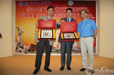 郑秋坚主任向Wilson Li教授和Alan M Hirahara教授赠送刺绣_编辑.jpg