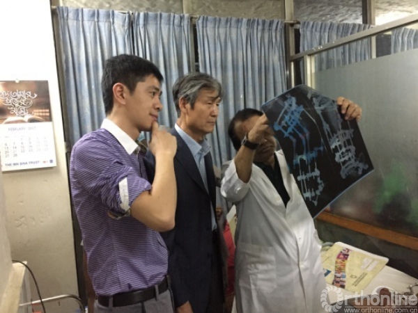 bari教授家中用餐)2月5日,秦泗河教授与潘奇医生来到孟加拉历史最悠久