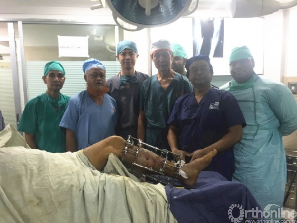 bari教授家中用餐)2月5日,秦泗河教授与潘奇医生来到孟加拉历史最悠久