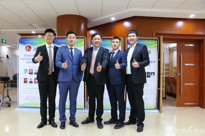 海教授与2018首都医科大学骨外科学系青年医师英文学术演讲比赛获奖者.jpg