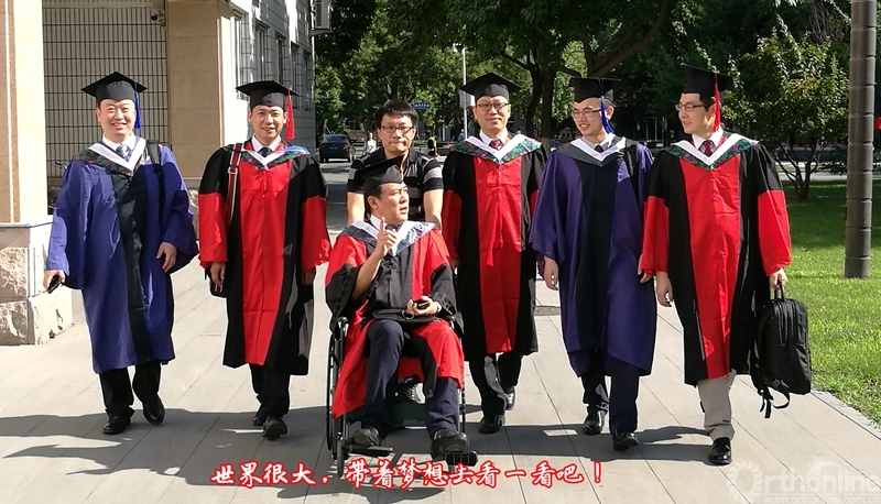 海教授足踝骨折后出席学生毕业典礼1_副本.jpg