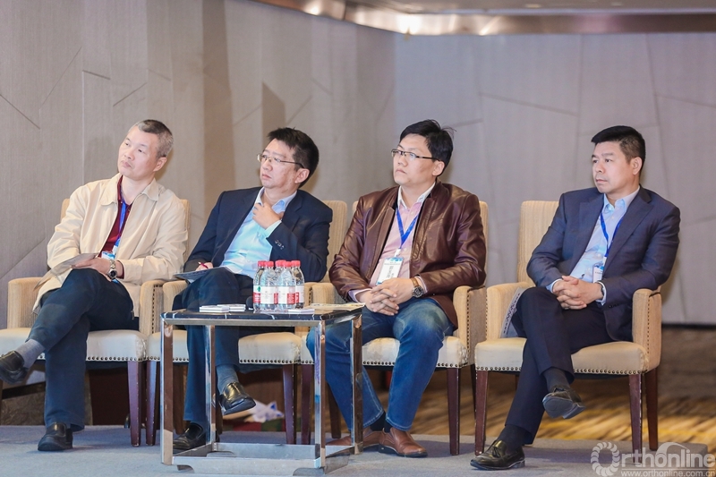 陈忠羡教授,吴昊教授,郭玉海教授和丁金勇教授进行热烈讨论会场气氛