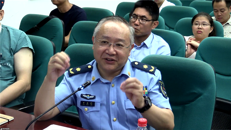 罗卓荆教授为学员讲解手术汪晨教授为患者进行麻醉,确定双腔气管导管