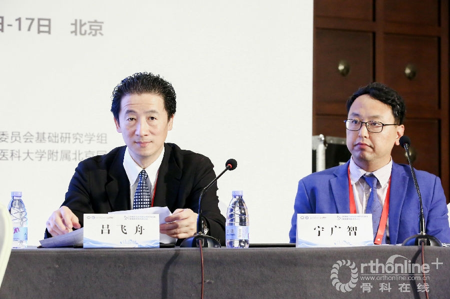 辩论赛掠影脊柱微创辩论赛由吕飞舟,宁广智教授主持,大家围绕微创单